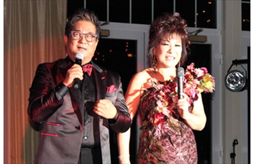 Korean American Women’s Chamber of Commerce hosted a star-studded  holiday gala in December that featured first-class singers from Korea, a husband-and-wife team, LEE Mu Song (l) and NOH Sa Yeon (r) who entertained a roomful of guests with classics including the ones that made them both famous, 