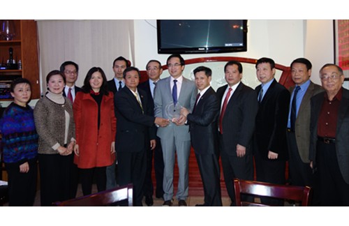 Members of the Chinese American Chamber of Commerce presented Minister Yang with a plaque. 