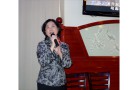 Ms. Du Shuqin, wife of Minister Yang, entertained guests with a karoroki rendetion of a popular Chinese song.